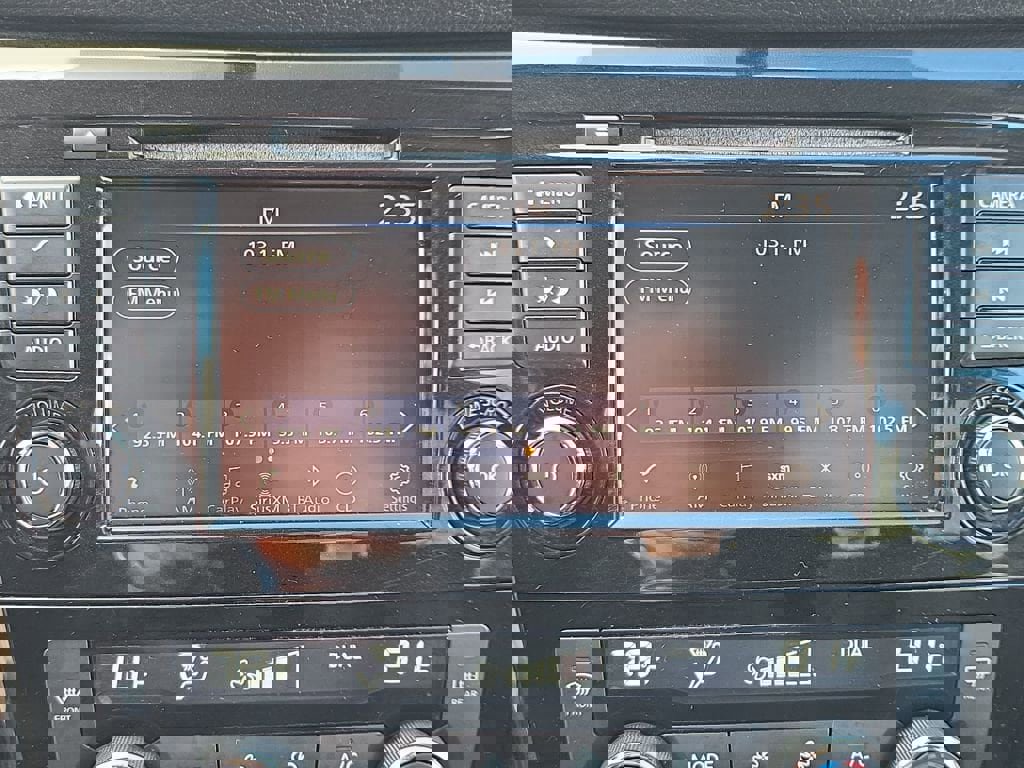 Used 2018 Nissan Rogue SV image 19