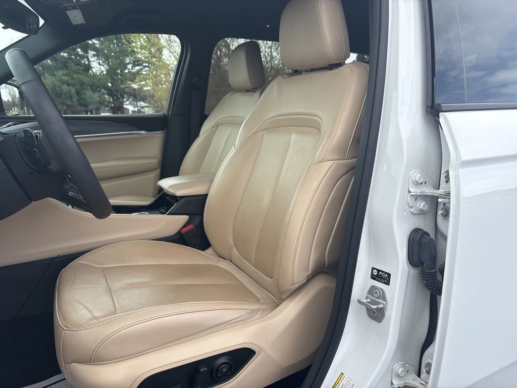 Used 2023 Jeep Grand Cherokee Limited AWD/4WD image 9