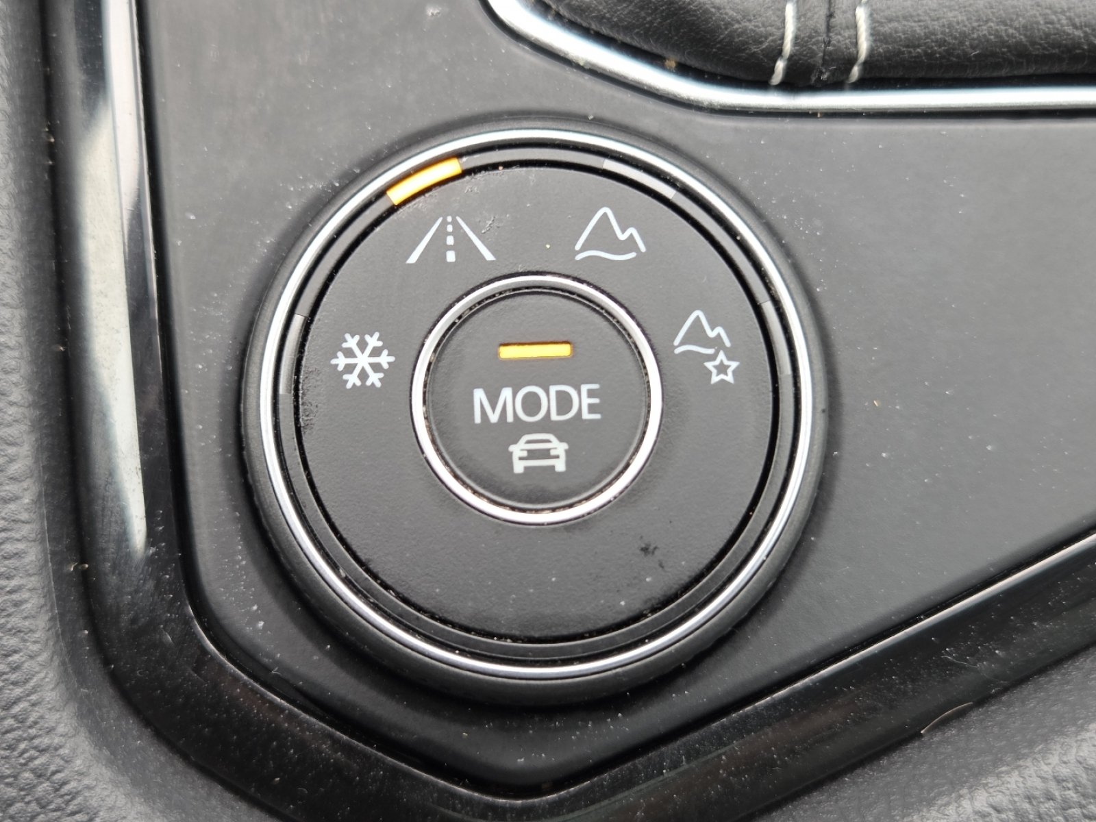 Used 2024 Volkswagen Taos SE w/ Panoramic Sunroof Package AWD/4WD image 9