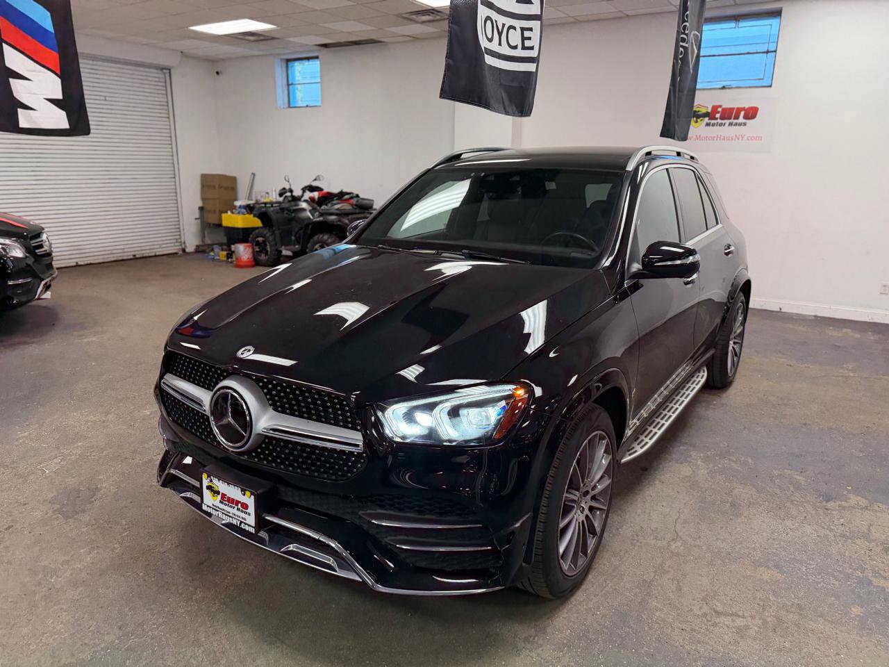 Used 2022 Mercedes-Benz GLE 350 4MATIC w/ AMG Line Exterior image 2