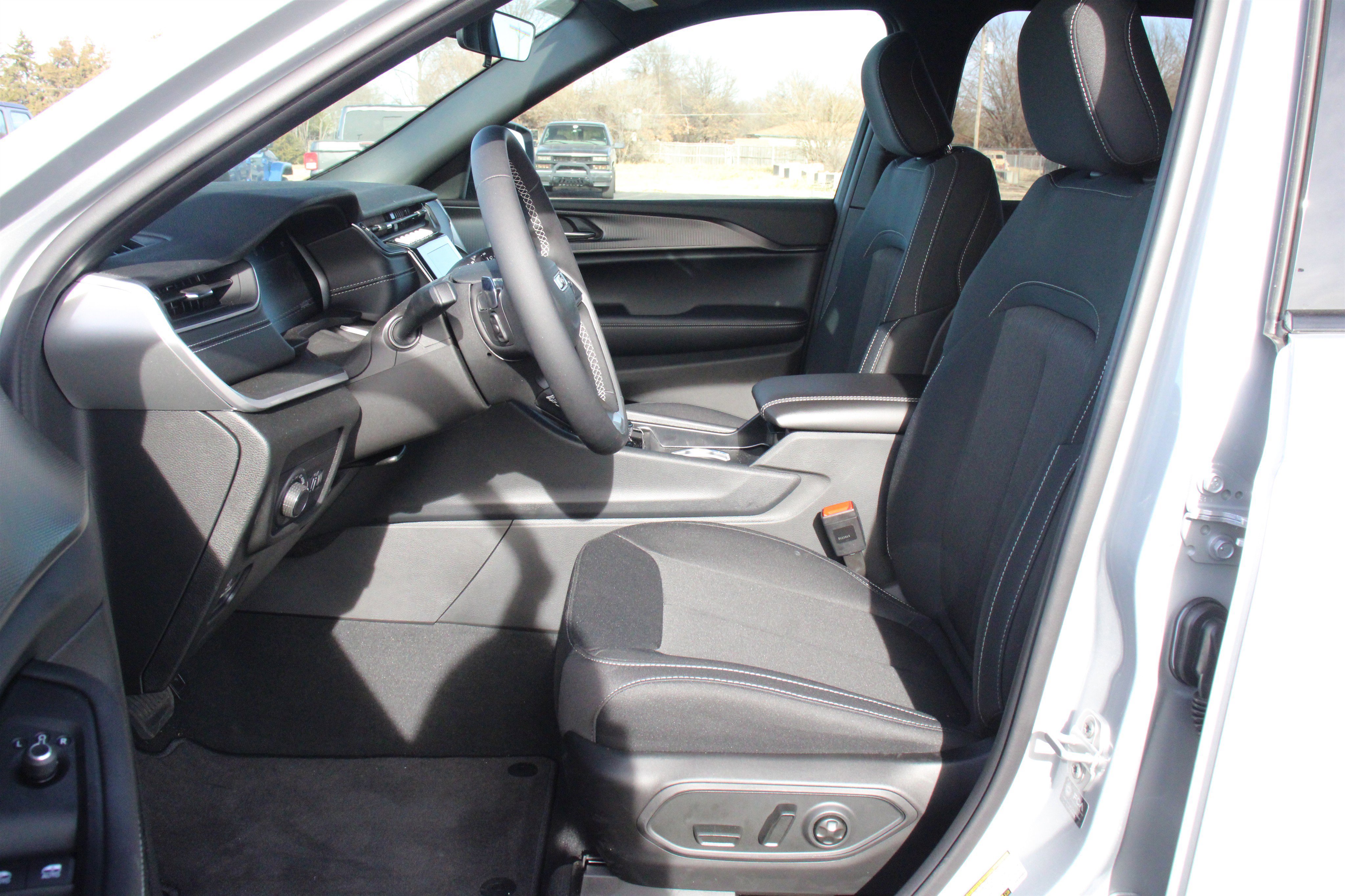 New 2025 Jeep Grand Cherokee Laredo X image 3