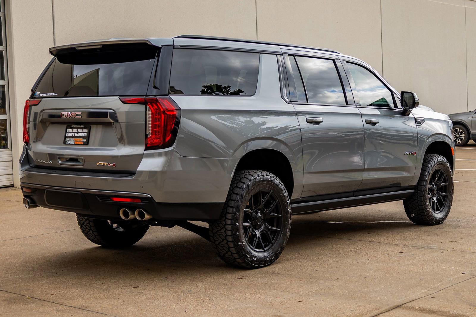 Used 2023 GMC Yukon XL AT4 image 10