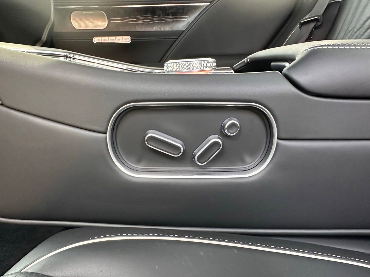 Used 2025 Genesis G90 3.5T image 17