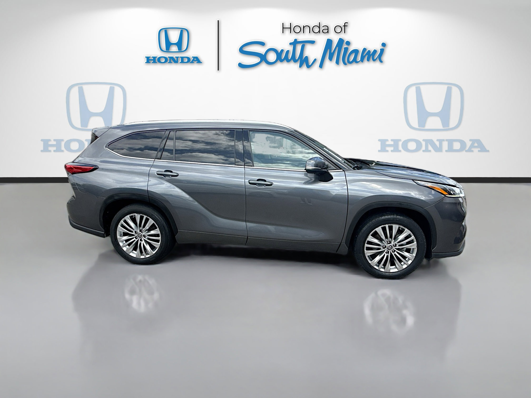 Used 2023 Toyota Highlander Platinum FWD image 8
