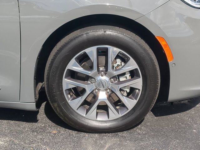 Used 2023 Chrysler Pacifica Pinnacle FWD image 11
