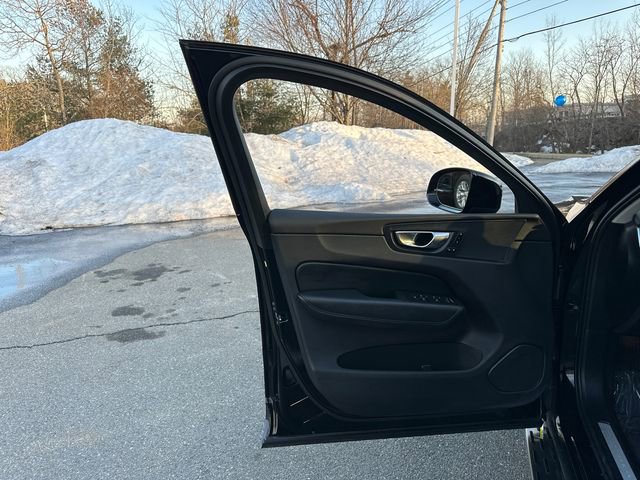 Used 2024 Volvo XC60 B5 Core image 24