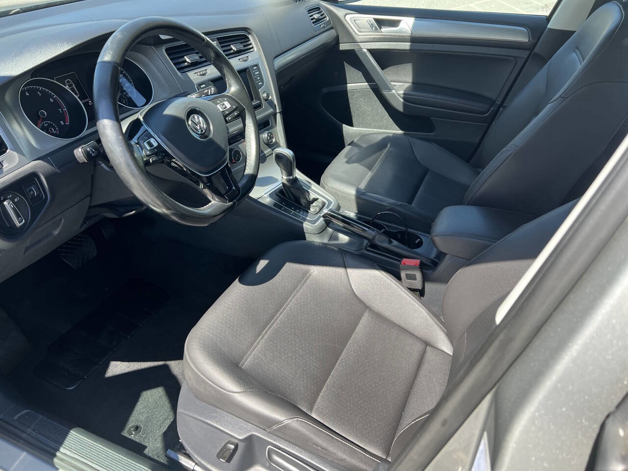 Used 2015 Volkswagen Golf SE image 8