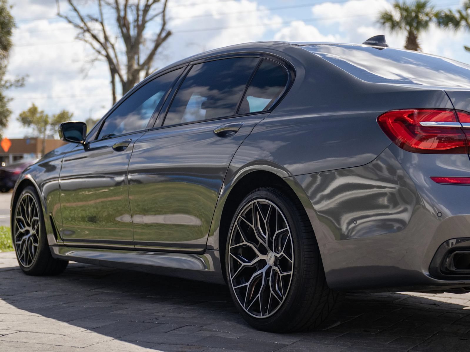 Used 2019 BMW 750i w/ M Sport Package RWD image 8