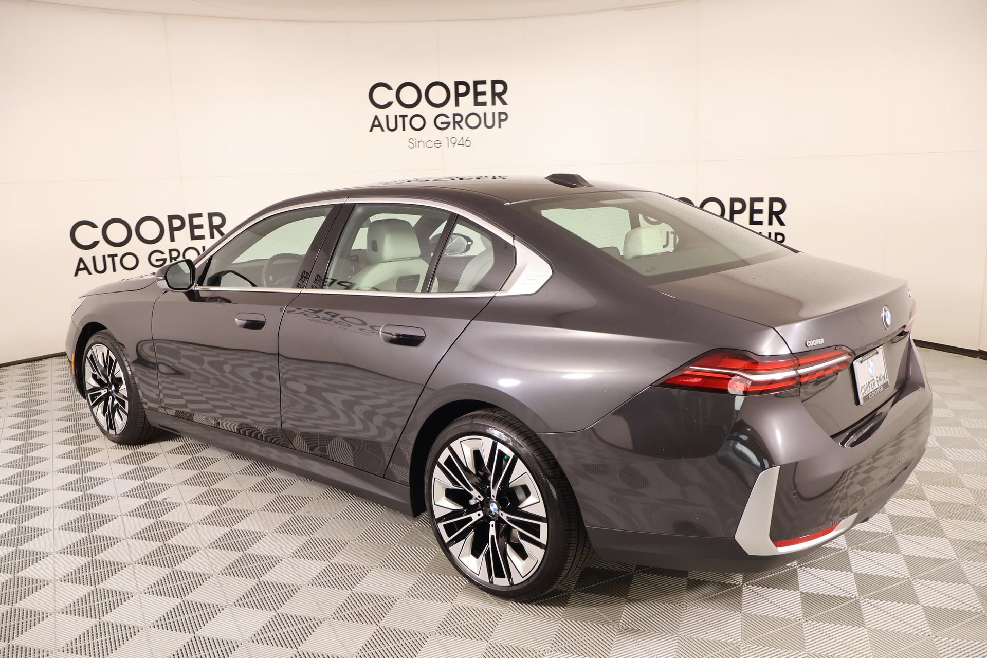 Used 2024 BMW 530i w/ Convenience Package RWD image 24
