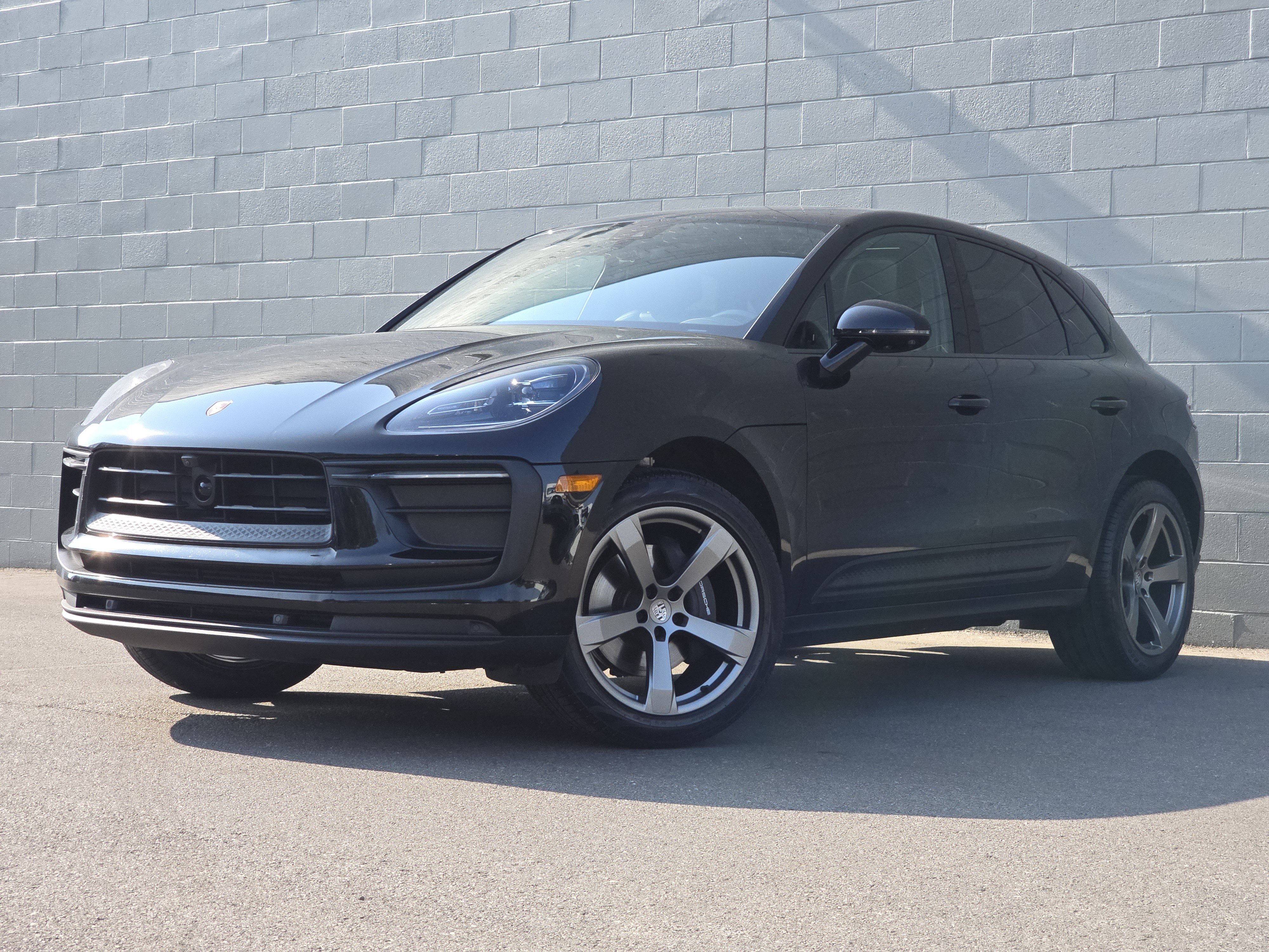 Certified 2023 Porsche Macan AWD/4WD image 1