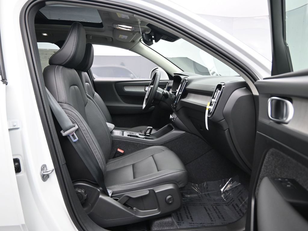 New 2025 Volvo XC40 B5 Core w/ Protection Package Premier image 26