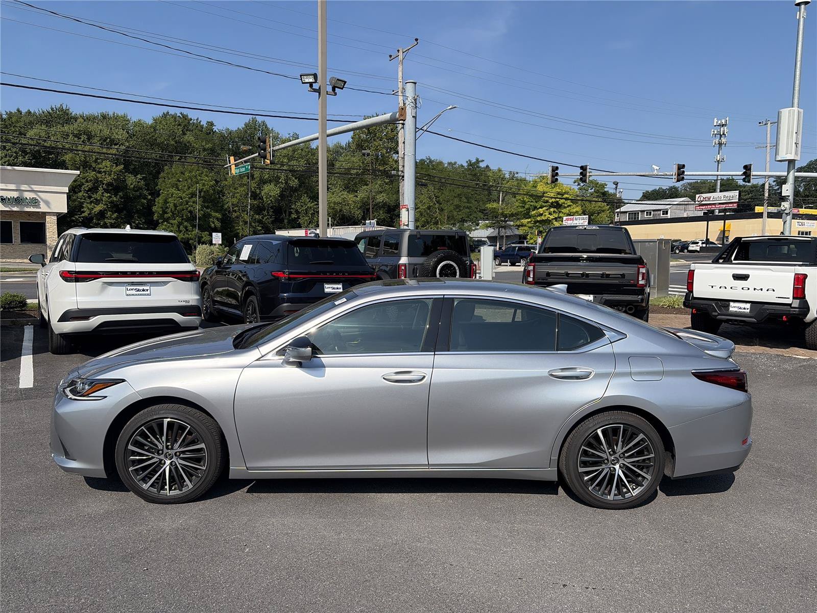 Used 2025 Lexus ES 350 w/ Premium Package FWD image 2