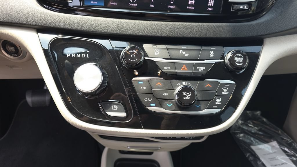 Used 2024 Chrysler Voyager LX FWD image 20
