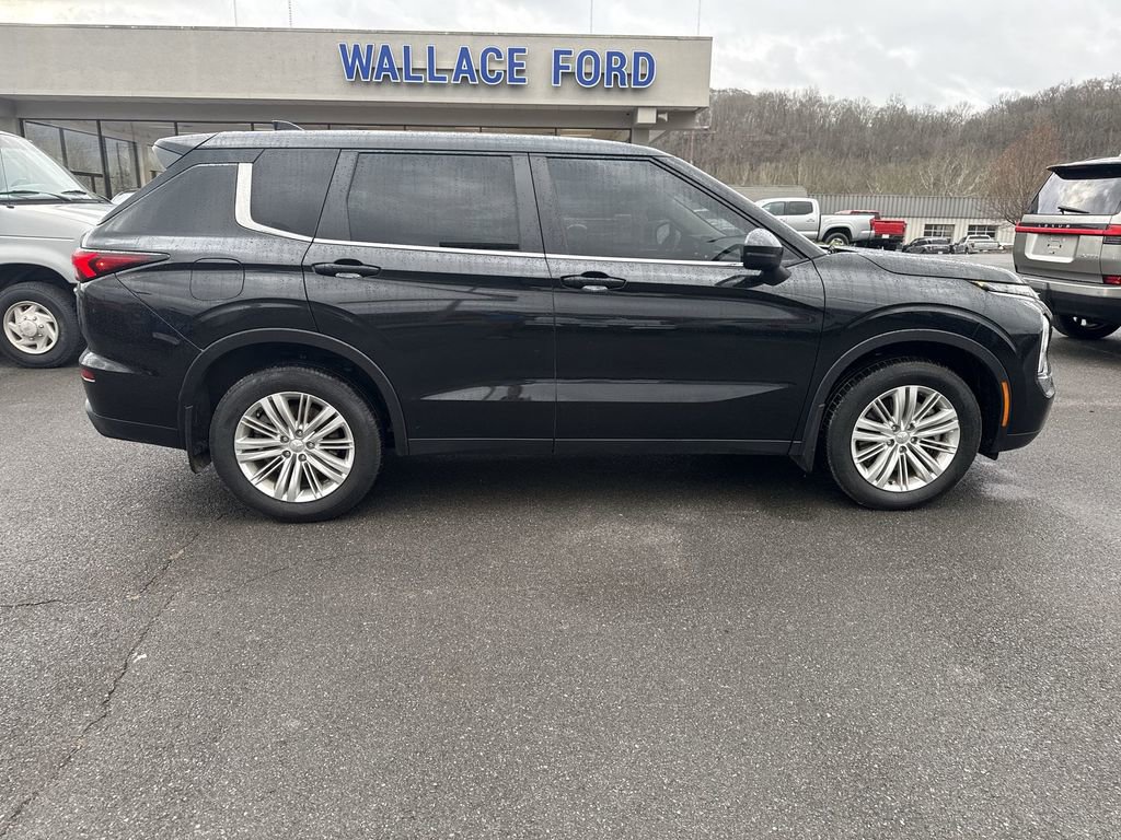 Used 2023 Mitsubishi Outlander ES AWD/4WD image 4