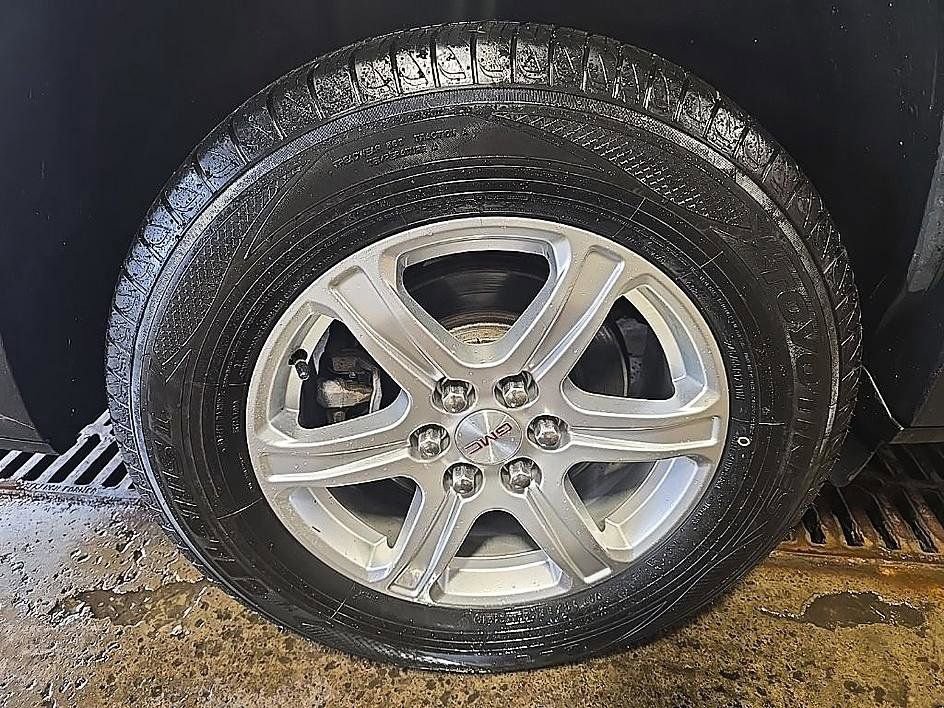 Used 2018 GMC Acadia SLE image 40