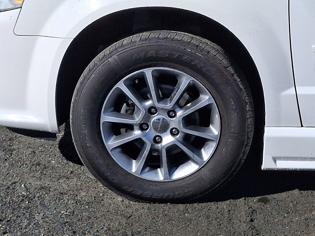 Used 2011 Dodge Grand Caravan R/T image 8