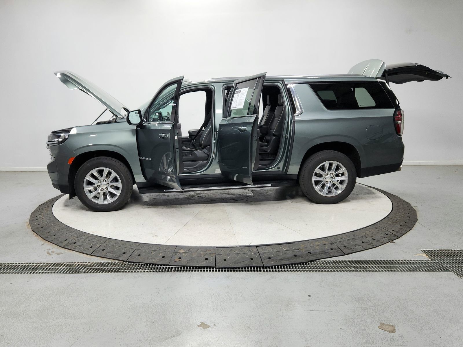 Used 2023 Chevrolet Suburban Premier image 12