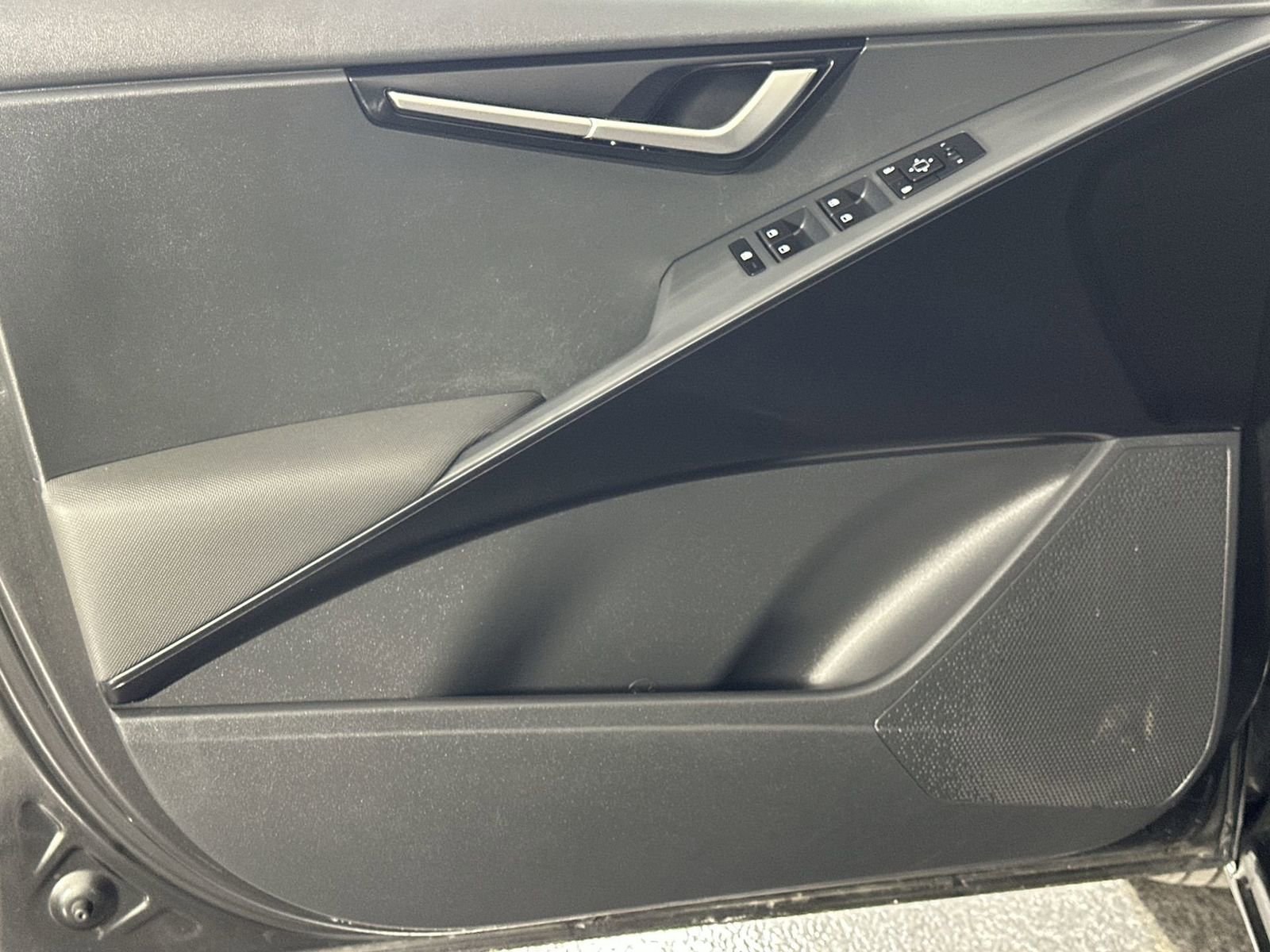 Used 2025 Kia Niro LX image 28