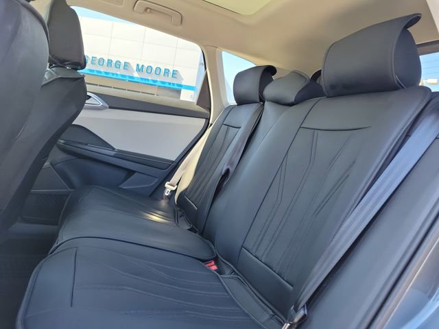 Used 2025 Volkswagen Taos SE FWD image 9