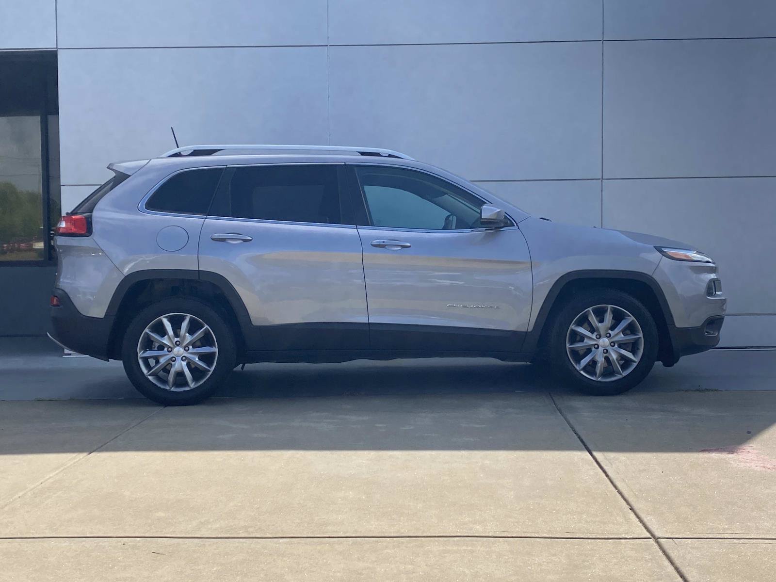 Used 2018 Jeep Cherokee Limited FWD image 3