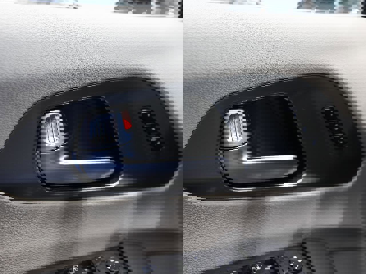 Used 2024 Chrysler Pacifica Touring-L image 24