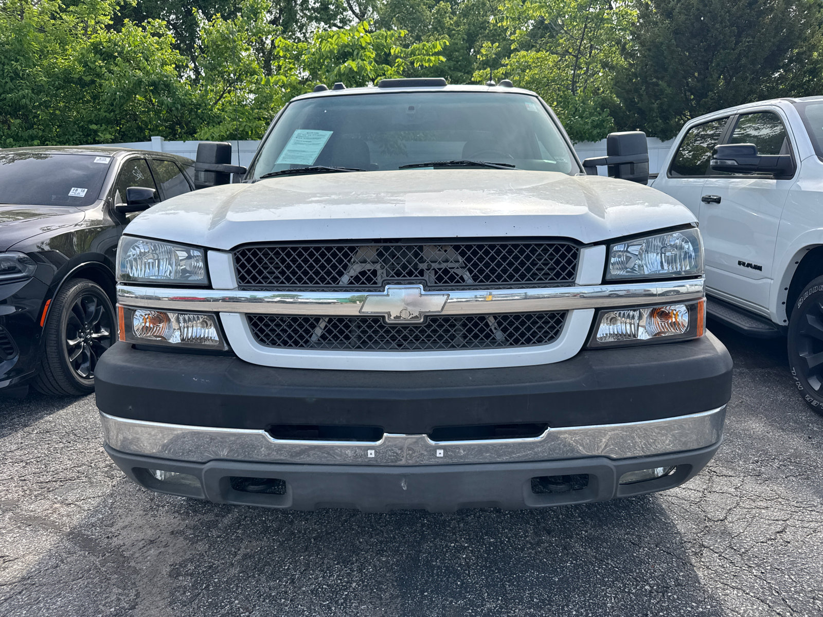 Used 2004 Chevrolet Silverado 3500 2WD Crew Cab w/ Heavy-Duty Power Package image 2