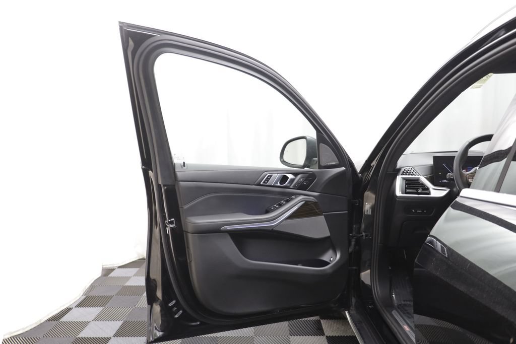 Used 2024 BMW X5 xDrive50e w/ Premium Package AWD/4WD image 4