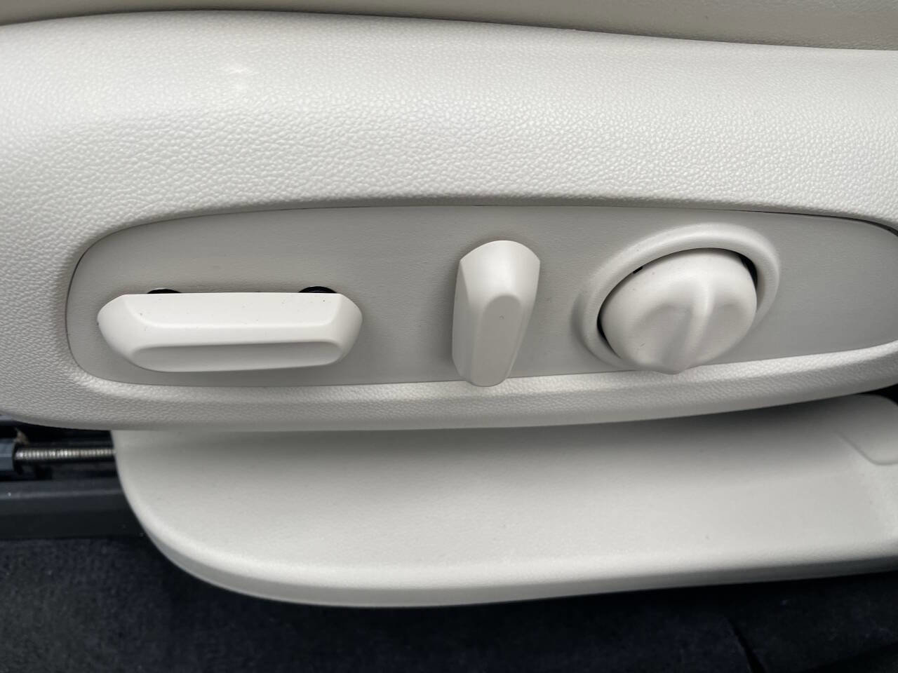 Used 2024 Buick Enclave Essence image 13