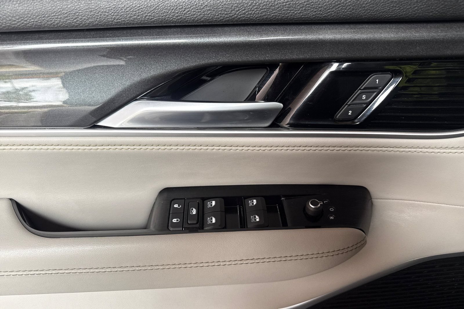 Used 2023 Jeep Wagoneer 4WD image 11