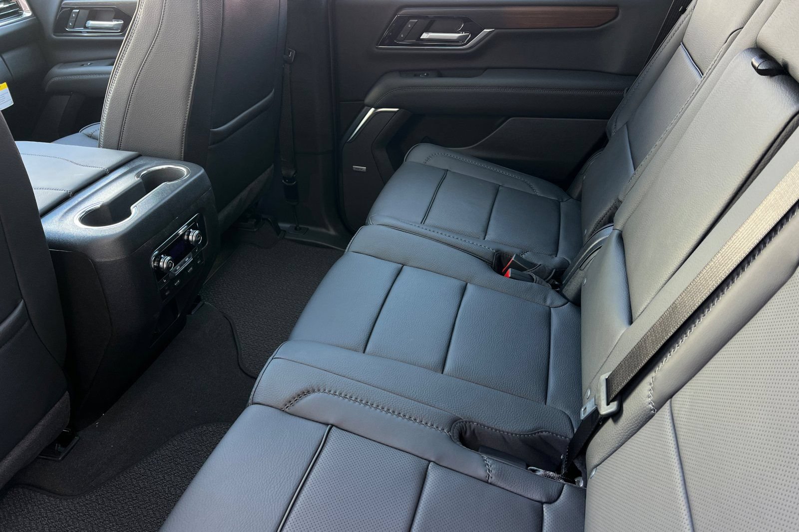 New 2026 GMC Yukon Denali w/ Denali Reserve Package AWD/4WD image 9
