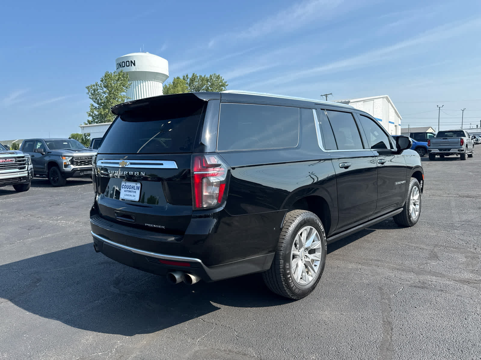 Used 2022 Chevrolet Suburban Premier AWD/4WD image 5