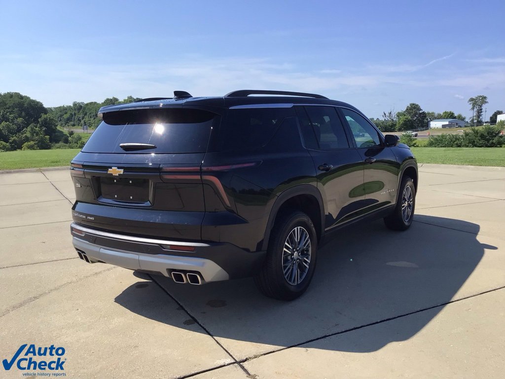 Used 2025 Chevrolet Traverse LT image 3
