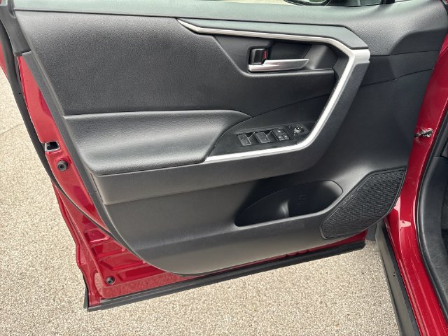 Used 2025 Toyota RAV4 XLE AWD/4WD image 21