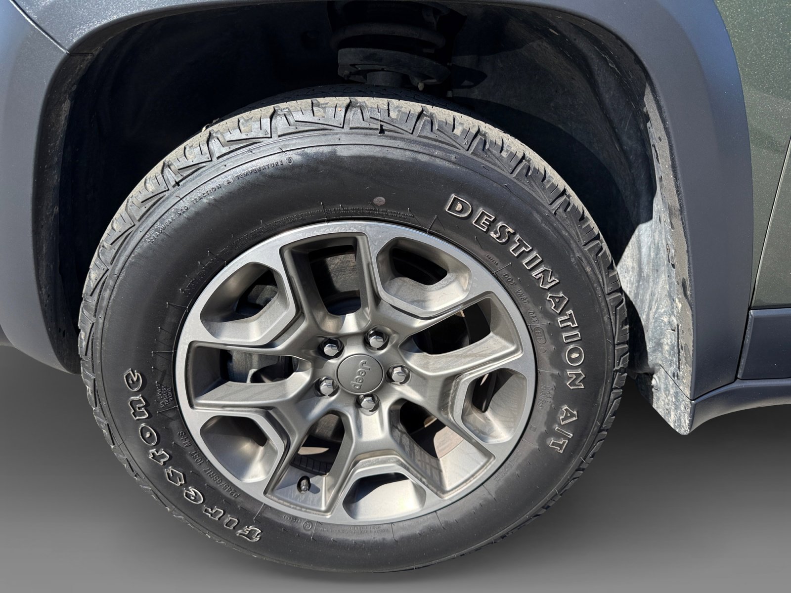 Used 2020 Jeep Cherokee Trailhawk image 9