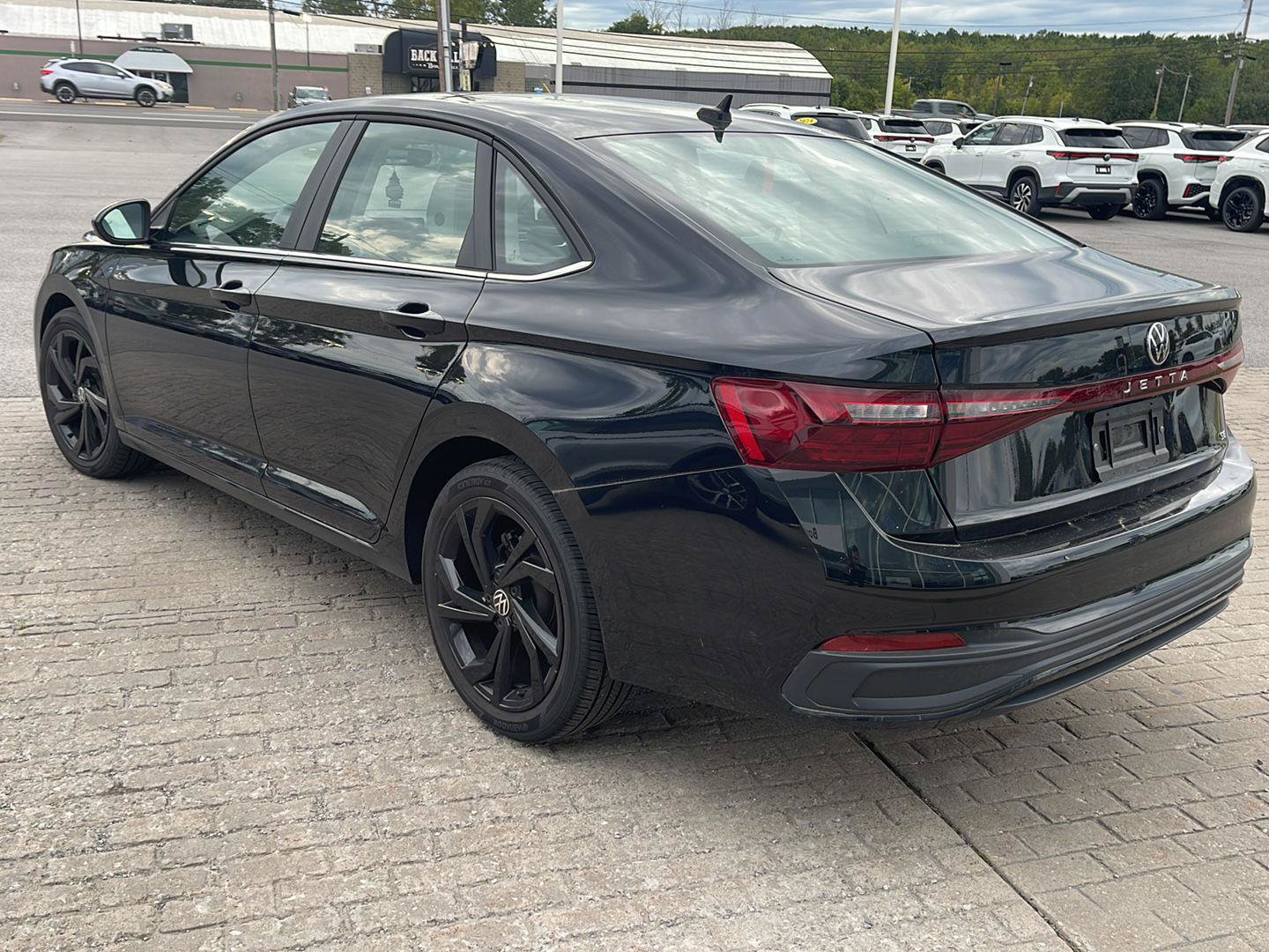 Used 2025 Volkswagen Jetta SE FWD image 4