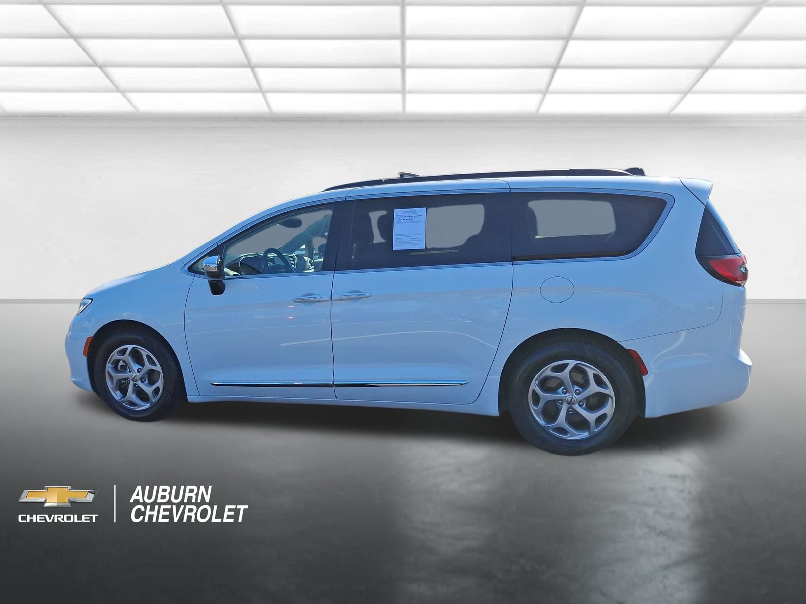 Used 2023 Chrysler Pacifica Limited FWD image 6
