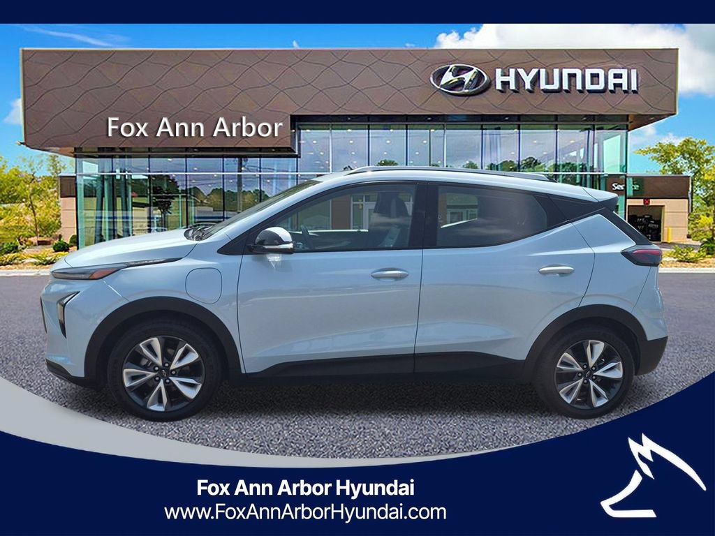Used 2022 Chevrolet Bolt EUV LT w/ Convenience Package FWD image 2