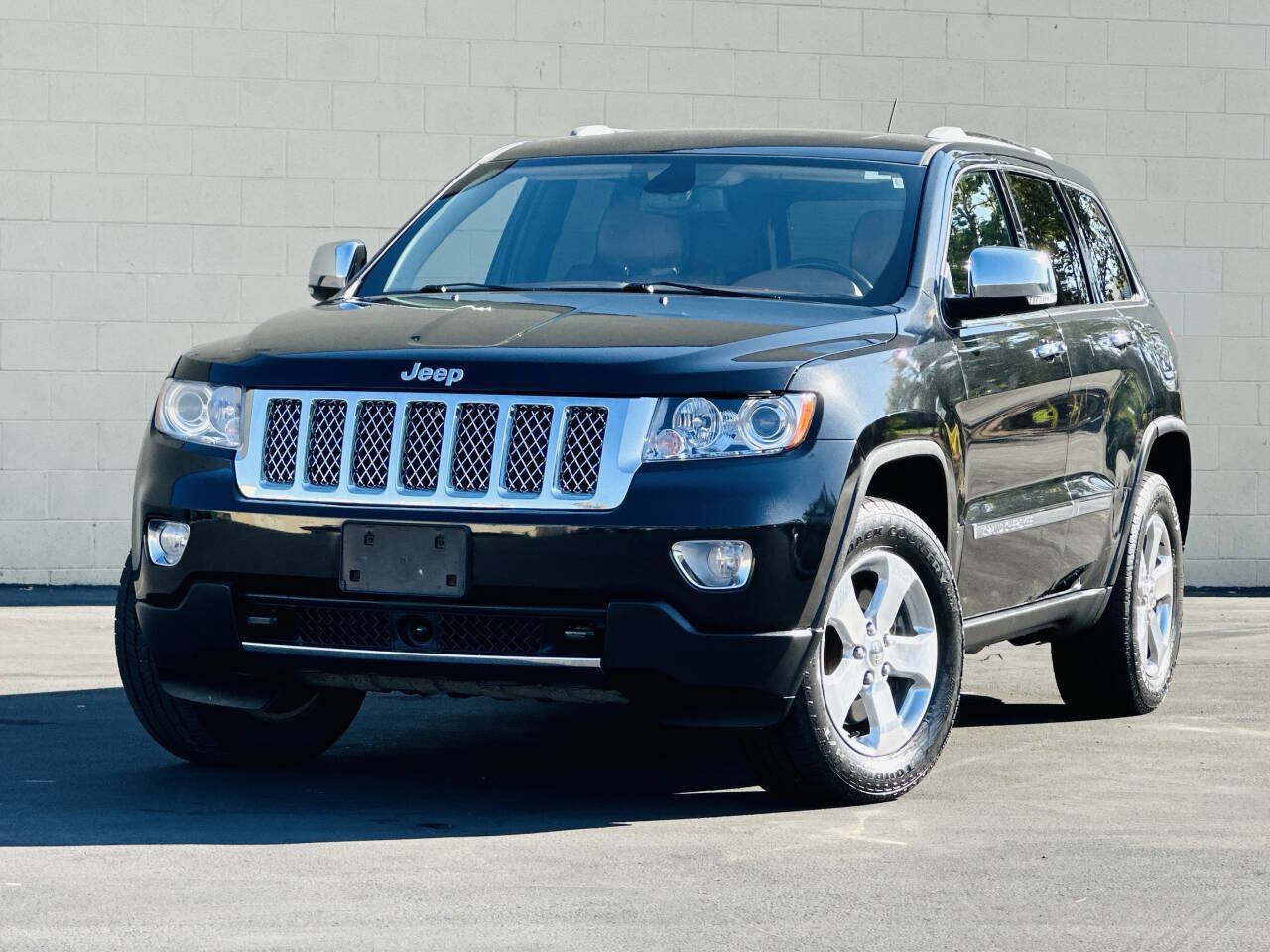 Used 2012 Jeep Grand Cherokee Overland Summit AWD/4WD image 3
