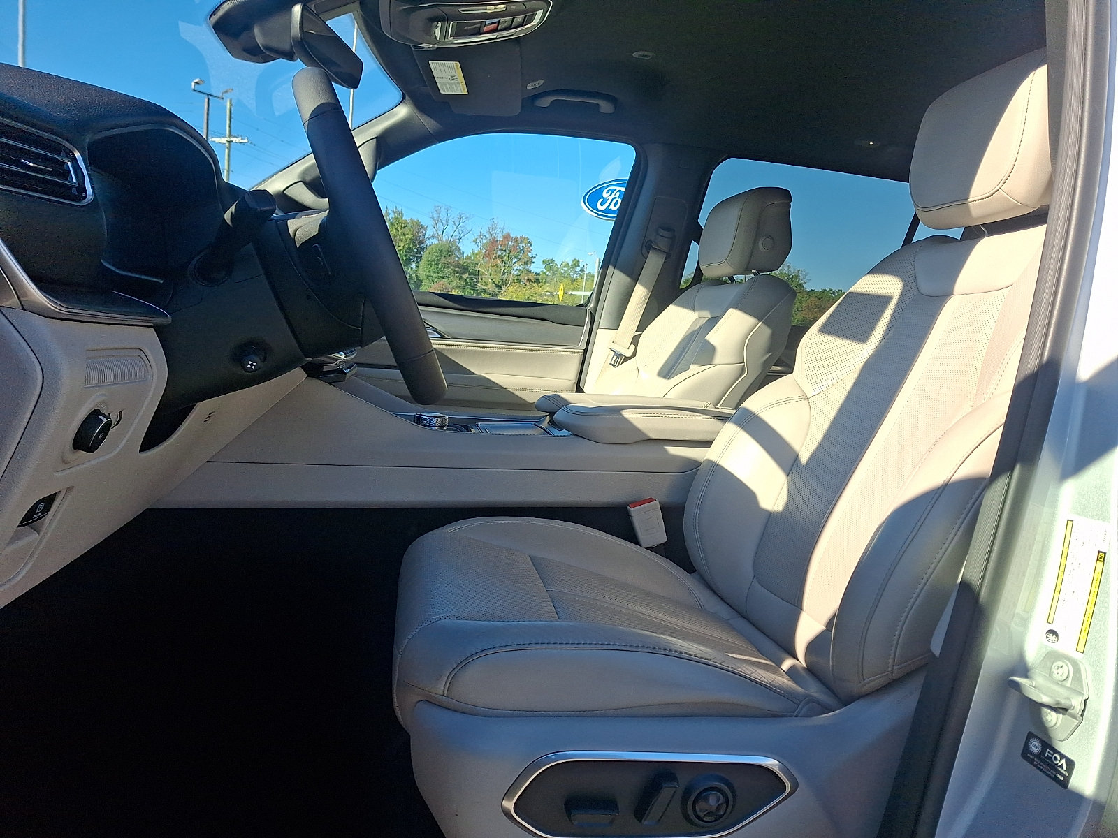 Used 2025 Jeep Wagoneer Series II w/ 8-Passenger Seating Package AWD/4WD image 13