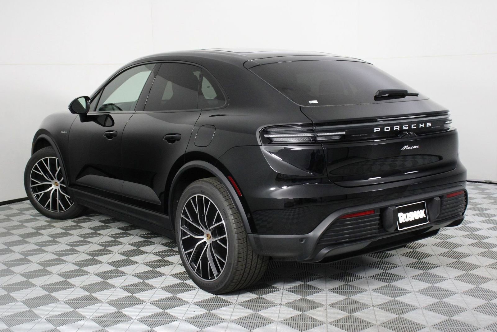 New 2026 Porsche Macan Electric RWD image 3