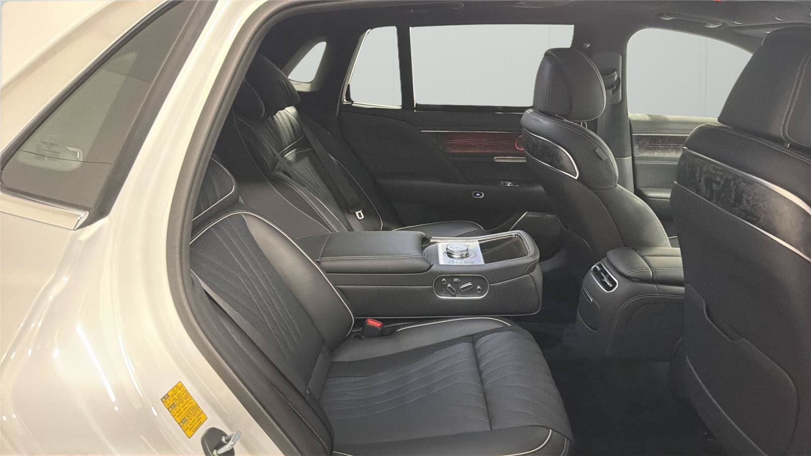Used 2025 Genesis G90 3.5T AWD/4WD image 13