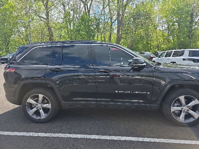 Used 2025 Jeep Grand Cherokee Limited w/ Luxury Tech Group II AWD/4WD image 4