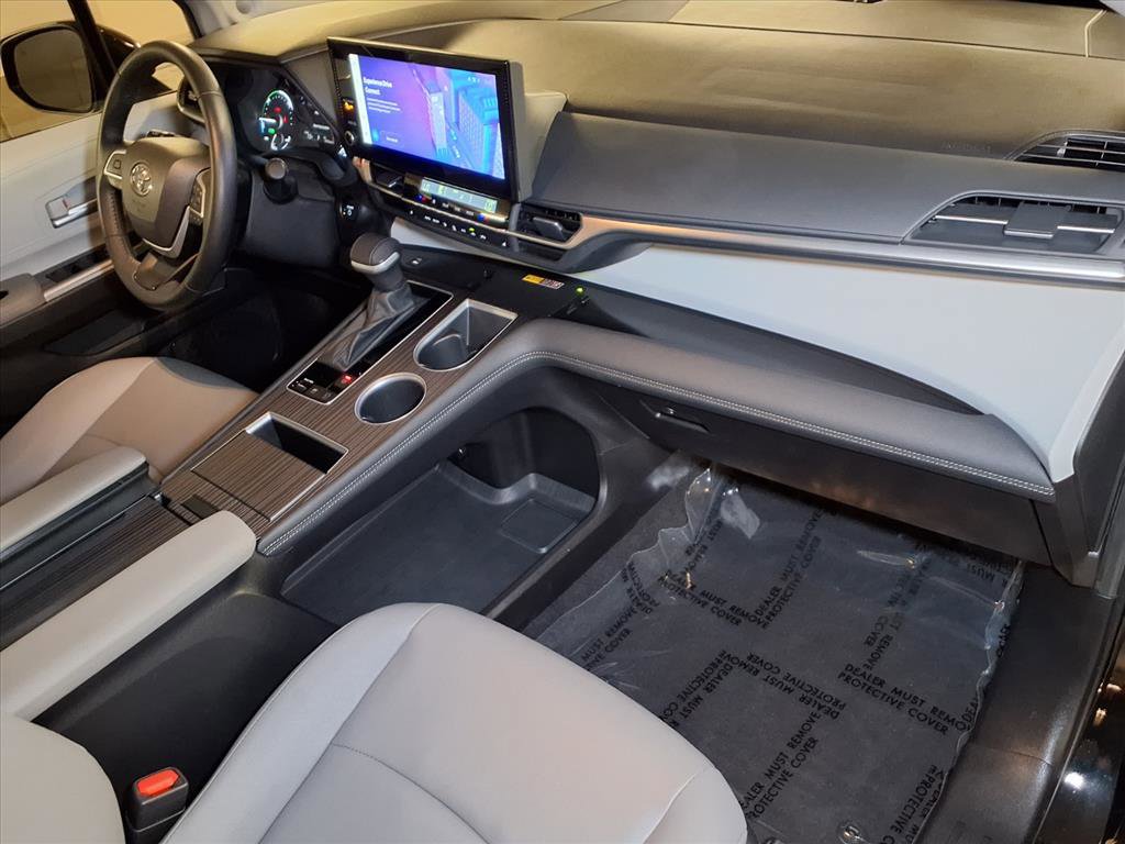 Used 2025 Toyota Sienna XLE image 21