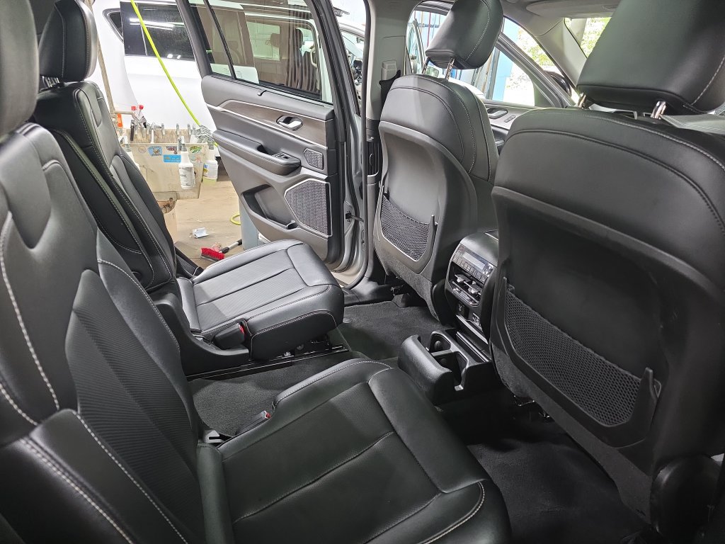 Used 2023 Jeep Grand Cherokee L Limited w/ Luxury Tech Group II AWD/4WD image 11