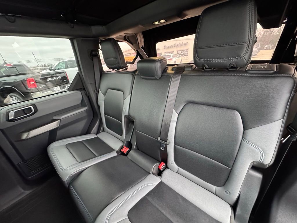 Used 2023 Ford Bronco Black Diamond w/ Sasquatch Package image 12