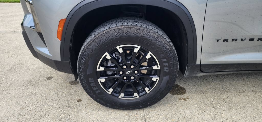 Used 2025 Chevrolet Traverse Z71 w/ LPO, Floor Liner Package AWD/4WD image 9
