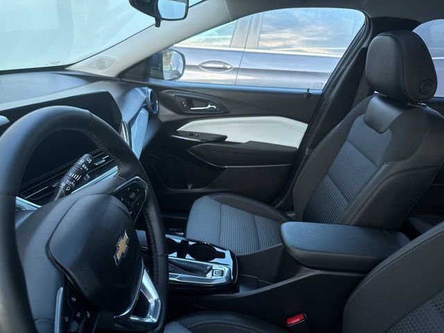 Used 2024 Chevrolet Trax LT w/ Sunroof Package FWD image 5