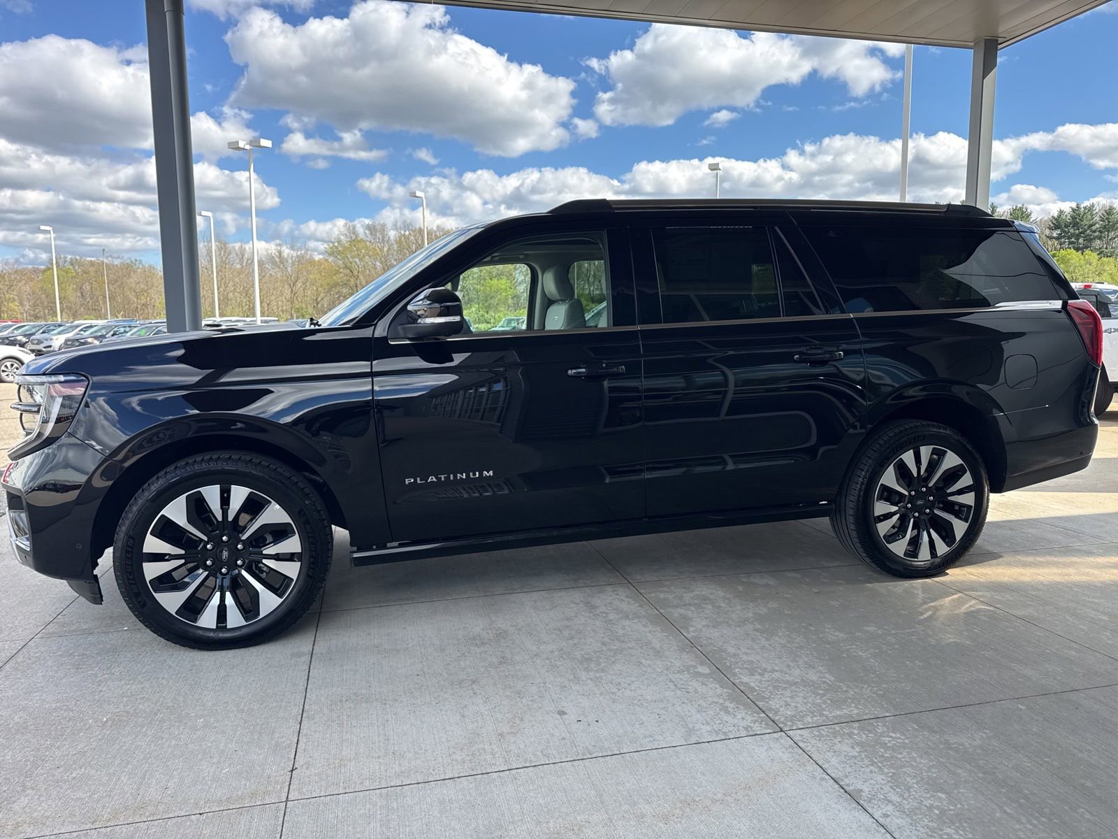 Certified 2025 Ford Expedition Max Platinum w/ Driver's Package AWD/4WD image 4