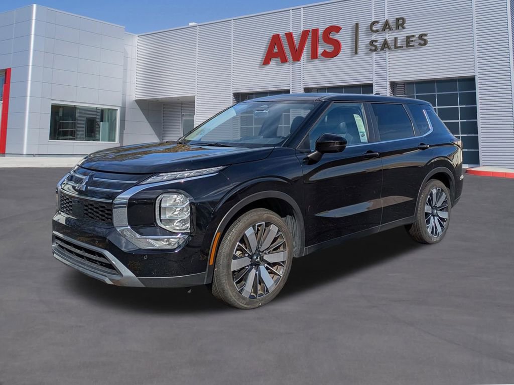 Used 2025 Mitsubishi Outlander SE image 1