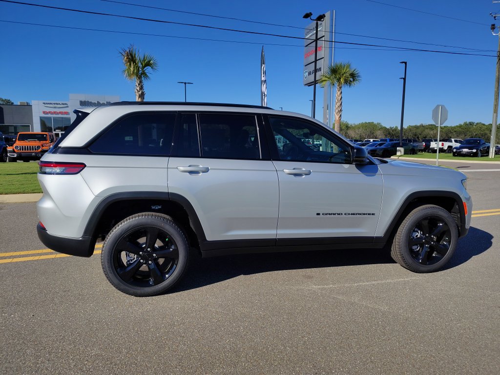 New 2025 Jeep Grand Cherokee Limited w/ Luxury Tech Group II RWD image 11